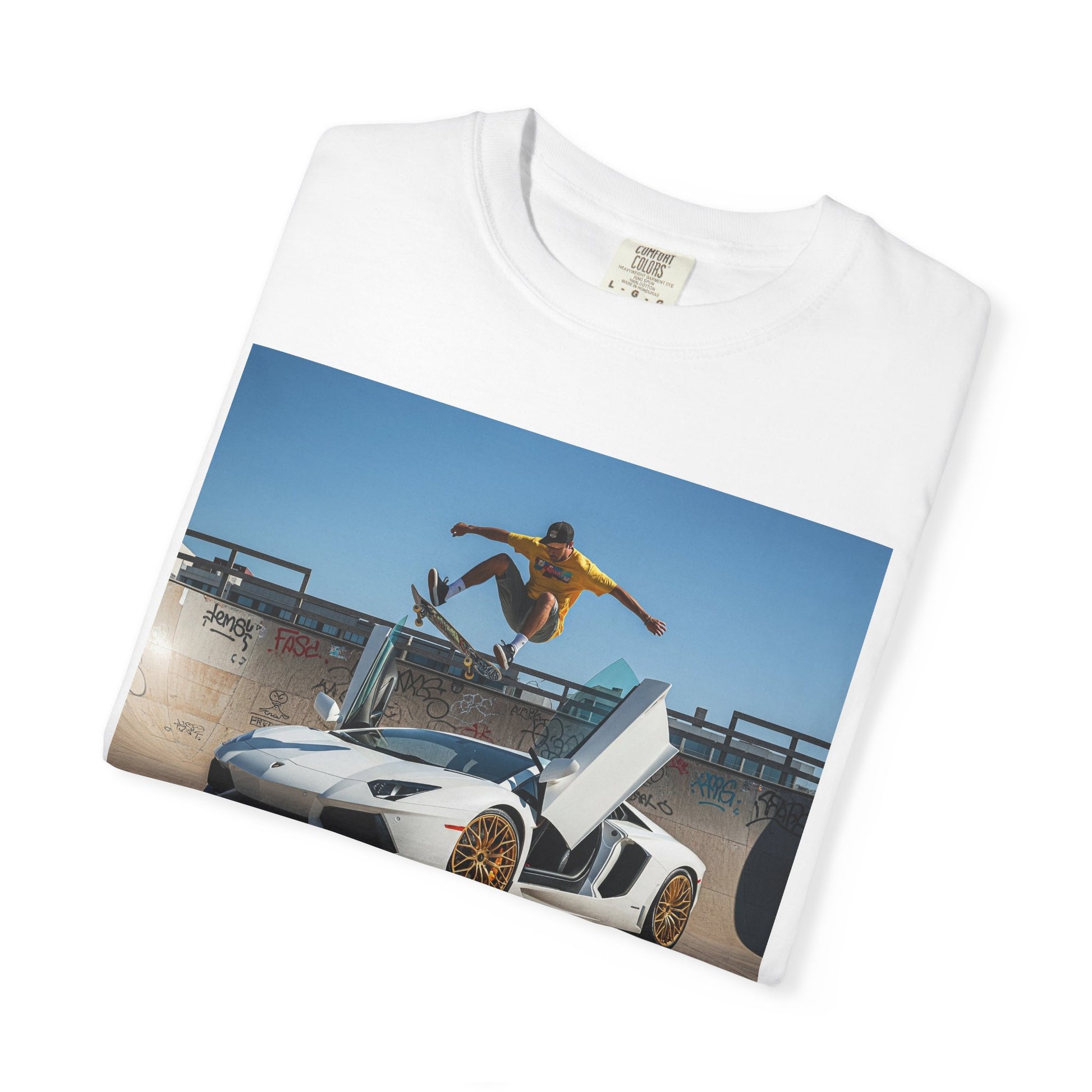 Skateboarder T-Shirt, Trendy Unisex Tee for Streetwear Lovers, Cool Skateboarding Shirt, Casual Graphic Tee, Perfect Gift for Skaters
